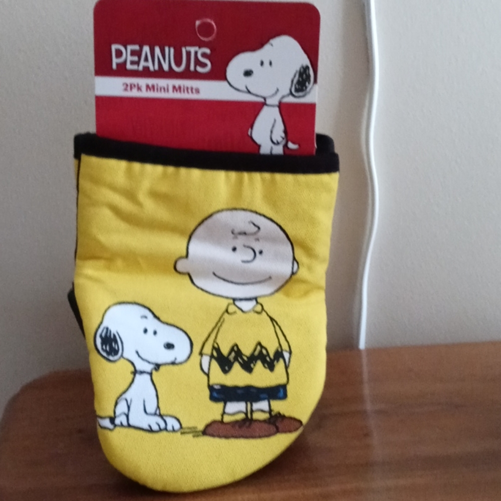 Snoopy and Charlie brown ovenmitts